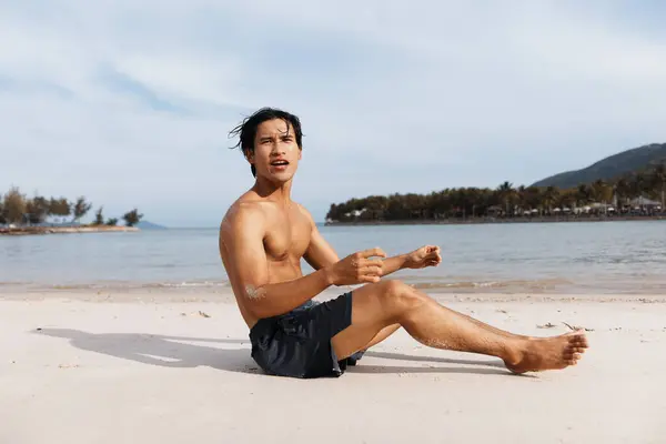 Здоровий Спосіб Життя Язистий Азіатський Спортсмен Бігає Пляжі Заході Сонця — стокове фото
