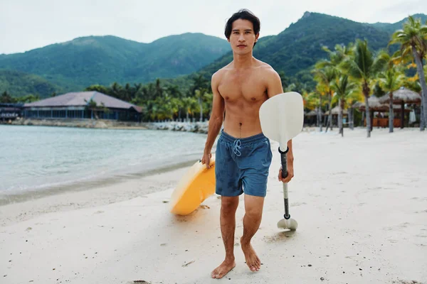 Кейк Людина Ковзання Пляжі Радісний Азіатський Відпочинок Приймає Літо Відкритому — стокове фото