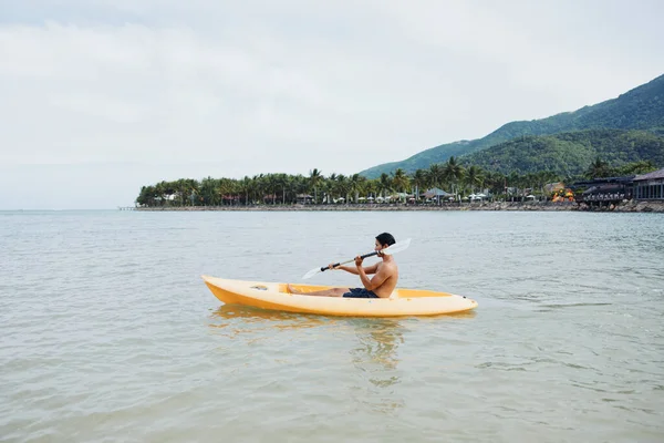 Activo Asiático Hombre Tener Divertido Kayak Tropical Playa —  Fotos de Stock