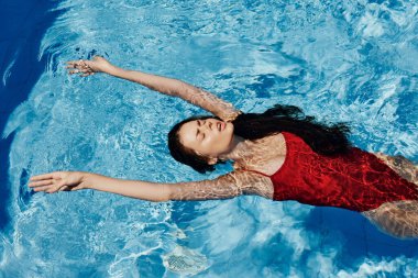 Mayo kadın, genç bayan kadın yaşam tarzı yüzme, su insan tatilleri, Kafkas yaz tatili, mavi güzellik, spor, ıslak, sağlıklı vücut.