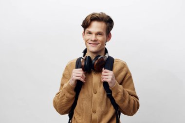 Şık ve Özgüvenli: Moda Portrelerinde Yakışıklı Genç Erkeklerin Koleksiyonu