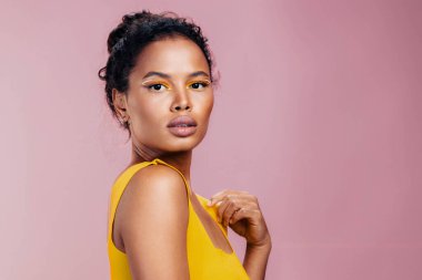 Kadın gülümsüyor sarı makyaj stüdyosu kozmetolojisi pembe renkli yaratıcı model siyah tarz güzel etnik moda göz kozmetik cilt fotokopi Afrikalı uzay yüzü güzellik