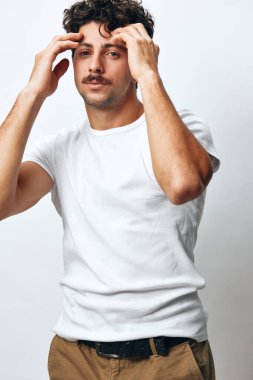 Olumlu erkek tişörtü gülümsemesi yetişkin duygu erkek fikri gömlek fikri arka plan çekici kendine güvenen yaşam tarzı sıradan izole edilmiş ciddi insan portresi beyaz hippi model