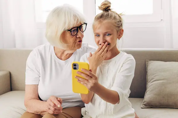 Familie Lächelnd Video Senior Enkelin Bindung Telefon Shirt Bildung Weiß — Stockfoto