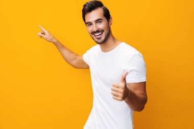 Sıradan moda modeli, boş giysi modeli, önlük, tişört, normal kot pantolon, arka plan tasarım, gülümseme, izole edilmiş sarı stüdyo manzarası, neşeli beyaz.