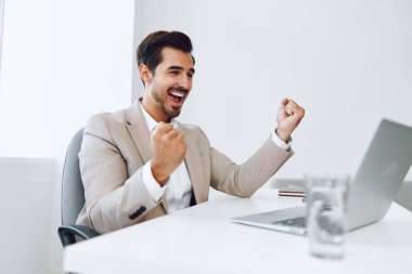 Dizüstü bilgisayarcı, mutlu iş adamı kıyafeti işçi, iş adamı, iş adamı, iş yeri, olumlu iş yeri kazananı, kazananı heyecanlandıran teknoloji diye bağırıyor.