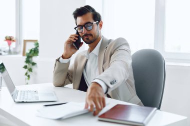 İnsan Gözlüğü ofisinden laptopa gülümse, gülümse, telefon video işadamı başarılı teknoloji işadamı, cep telefonu çalışanı, kablosuz konuşan, bej telefon, akıllı bilgisayar işi.