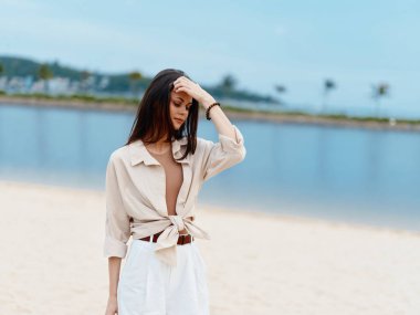 Sun-Kissed Summer: Sahildeki Parlak Kadın Doğayı Kucaklıyor ve Keyifli Yaşam Tarzı