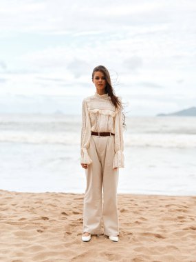 Deniz Güzeli: Genç Bir Kadın Tarzı Yazın Tropik Plaja Kaçışı