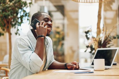 Erkek işi profesyonel iş hayatı dizüstü bilgisayar masası çalışanı konuşuyor çalışan erkek ofis işadamı iş adamı yetişkin teknoloji girişimcisi bilgisayar siyah oturma iletişimi
