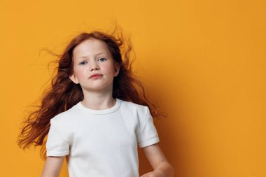 Küçük çocuk, moda, beyaz, tatlı, arka plan kızı, güzel çocuk, çocukluk, duygusal, komik yüz ifadesi, model, genç, beyaz kadın.