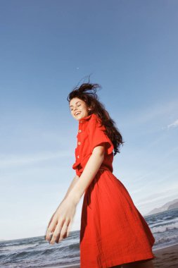 Neşeli Kadın Neşeli Sahilde Dans Ediyor Yazın Özgürlüğünün ve Eğlencesinin tadını çıkarıyor