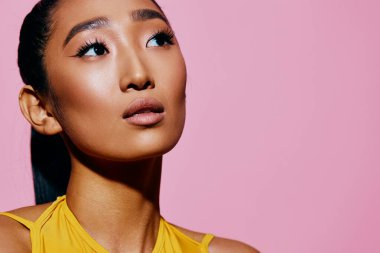 Bayan stil sahibi genç bayan, güzel saçlar, gülücük, yüz modeli, pembe portre, kadın yaşam tarzı, moda, sarı, vay be, neşe, moda, duygusal el.