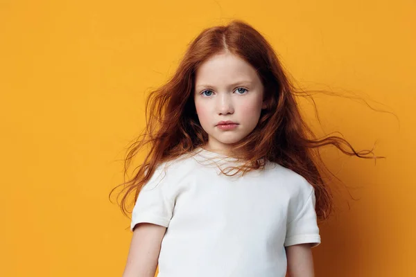 子供の頃の若い怒りの表現子供はモデルを動揺させます 少女不幸なストレス 慎重なかわいい悲しい感情の背景 顔の肖像画 女性の子供 — ストック写真