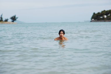 Tropik Plaj Suyunda Yüzen Asyalı Adam: Tatil Saadeti