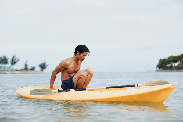 快乐的亚洲人喜欢在热带海滩上玩皮划艇探险 这里有棕榈树和清澈的蓝海水晶莹的大海 — 图库照片