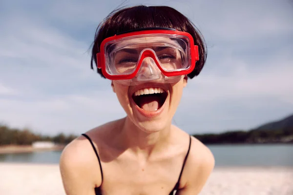 赤いファッションシュノーケリングマスクの笑顔の女性 トロピカルビーチでの楽しいと喜びの肖像画 — ストック写真