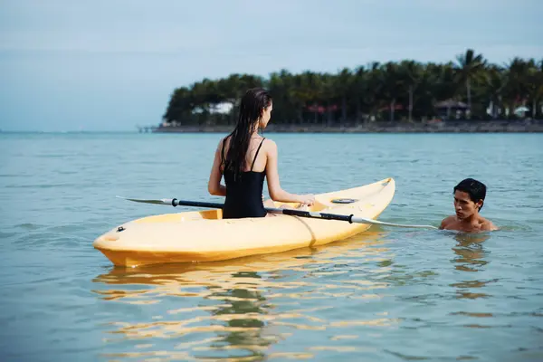 カヤックアドベンチャー サンセットで美しい熱帯湖にパディングカップル — ストック写真