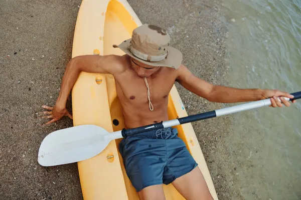 日焼けしたセレニティ 熱帯ビーチでカヤックアドベンチャーを楽しむアジア人男性 — ストック写真