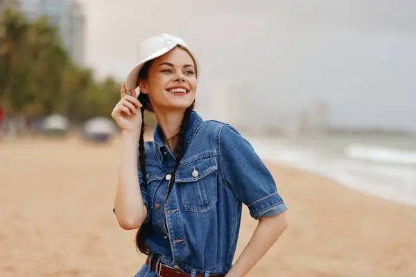 美しい夏の女性 サニービーチでリラックスした休暇を楽しむスタイリッシュな帽子の魅力的な若い女性 — ストック写真