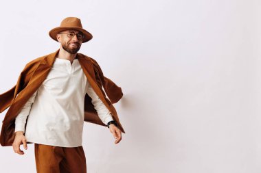 Erkek adam şık sakallı Kafkas tarzı yakışıklı portre adam modaya uygun özgüvenli arka plan modeli genç yetişkin görünümlü