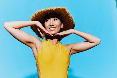 Gülümseyen kadın moda makyajı mayo portresi ağız oldukça siyah moda stüdyo çalışanı el şaşırttı yaz mevsimi bir güzellik şapkası