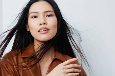 Hoş bir kadın portresi kozmetik moda bej güzellik salonu çekici uzun kız güzel saç, siyah Asyalı saçlar güzel.