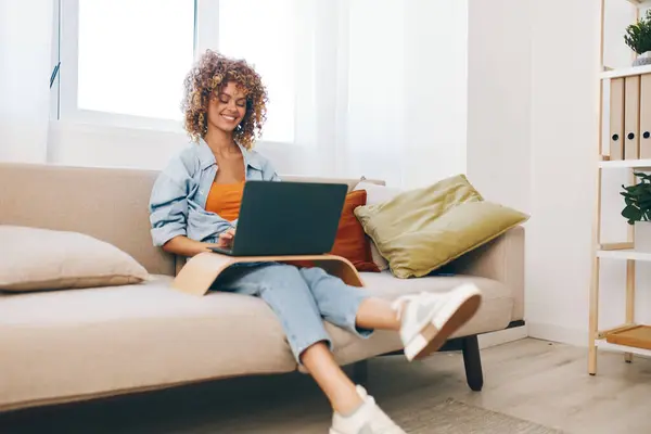 Lachende Vrouw Met Behulp Van Laptop Voor Online Freelance Werk — Stockfoto