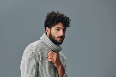 Erkek saçı, sıradan bir genç, beyaz bir yüz, arka plan, yakışıklı bir sakal, erkek yaşam tarzı, güzel, beyaz model, yetişkin.