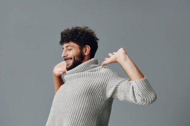 Erkek, mutlu, yaşam tarzı beyaz, beyaz, beyaz, beyaz, sakallı, kendine güvenen, kendine güvenen, gülümseyen, yakışıklı, genç, iş adamı, çekici bir erkek.