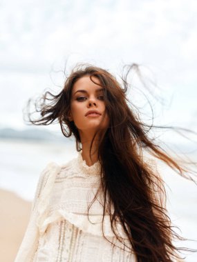 Doğada Güzellik: Çekici Tarzı ve Sağlıklı, Kaygısız, Güneşli Yaz Tatilinin Tadını Çıkartan Genç, Güzel Bir Kadının Büyüleyici Portresi