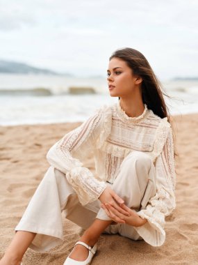 Yazın Güzeli: Mutlu Genç Kadın Sunny Beach Tatilinin tadını çıkarıyor