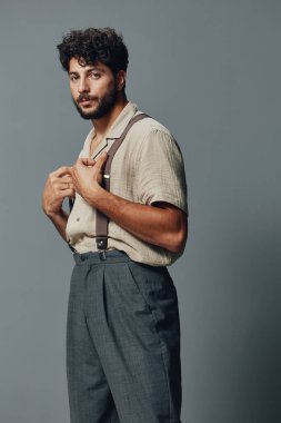 Çekici stüdyo genç yetişkin havalı yakışıklı portre erkek beyaz arka plan modacı, şık erkek model iş adamı stili modaya uygun günlük sakal iş saçı