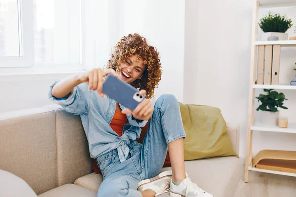 Happy Woman Holding Mobiele Telefoon Ontspannen Bank Thuis Gezellige Technologie — Stockfoto