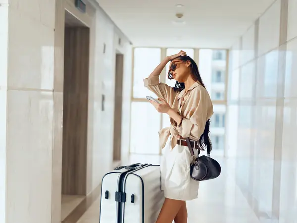 Happy Traveler Vrouw Met Koffer Terminal Wachtend Vlucht — Stockfoto
