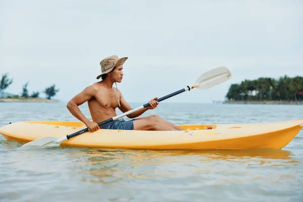 トロピカルビーチでハッピーアジア人男性カヤック サマーバケーションを楽しむ — ストック写真