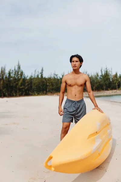 Fuga Verão Repleta Diversão Homem Asiático Caiaque Praia Tropical Desfrutando — Fotografia de Stock