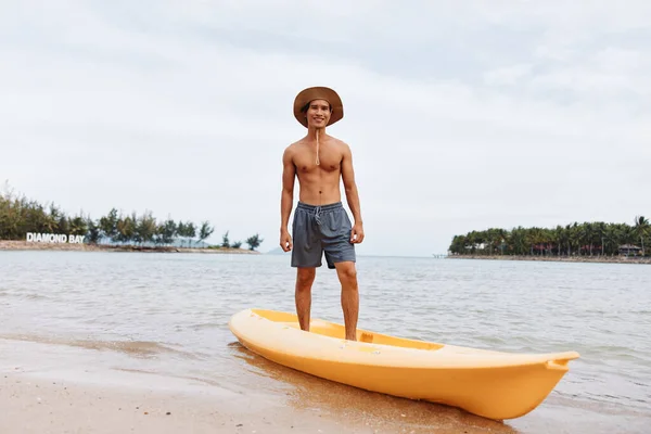 Glücklicher Asiatischer Mann Beim Kajakfahren Einem Tropischen Strand Sommerurlaubsabenteuer — Stockfoto