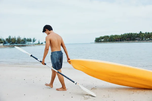 宁静的夏天 一个快乐的亚洲人在热带海滩享受独木舟之旅 — 图库照片