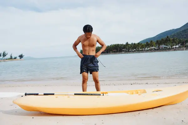 夏の楽しみ トロピカルビーチでカヤックハッピーヤングアジアの男 — ストック写真
