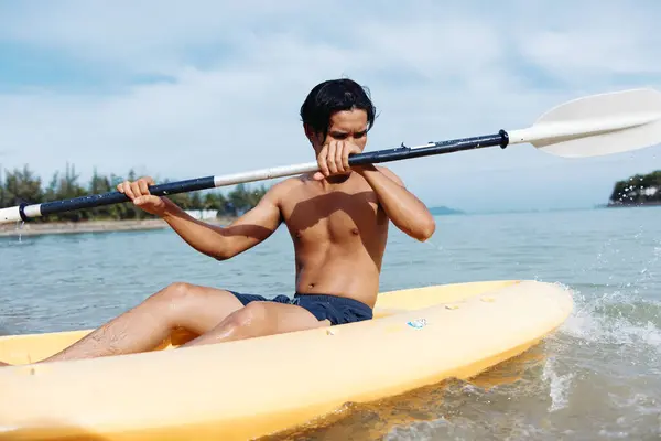 Homem Asiático Ativo Desfrutando Aventura Caiaque Praia Tropical — Fotografia de Stock