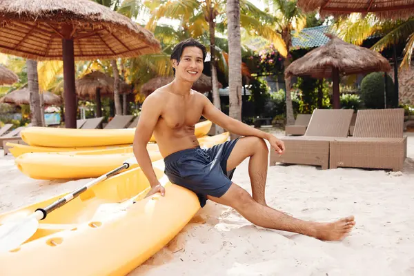 カヤックアドベンチャー トロピカルビーチで健康的なレジャーを楽しむ幸せなアジア人男性 — ストック写真