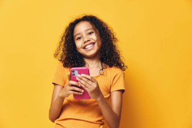 Kadın kıvırcık, güzel Afrikalı moda mesajı, akıllı telefon, etnik model, siyah, genç kadın arka plan, akıllı cep telefonu, Amerikan cep telefonu çevrimiçi.