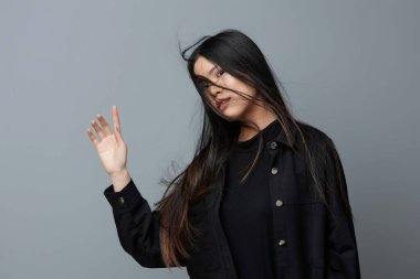 Kahverengi kadın, güzel, çekici, modaya uygun, neşeli, kadın derisi vesikalık, doğal saç modeli, Asyalı, sağlıklı kız gülümsemesi.