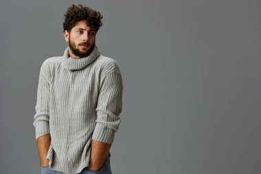 Stüdyocu beyaz, yakışıklı moda tarzı rahat süveter, beyaz, modern erkek portresi genç, çekici, kendine güvenen, özgüvenli, sakallı bir adam.