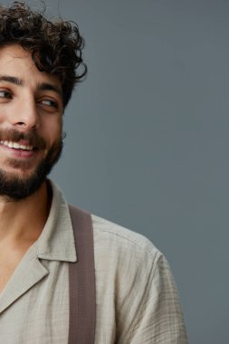 İzole edilmiş mutlu yüz ifadesi genç portre erkek özgüven yetişkin model yüz teması neşeli çekici beyaz modern