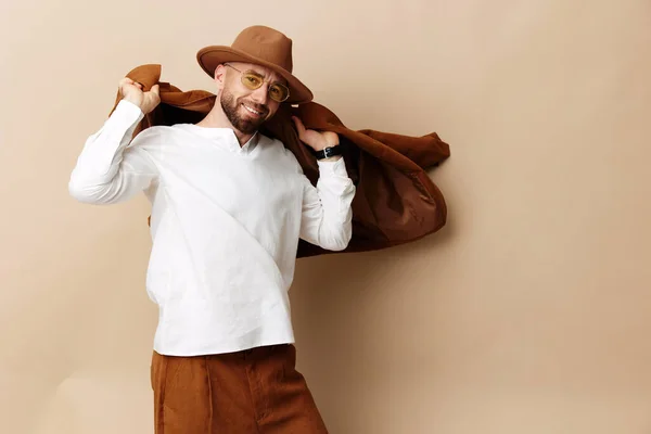 Ευτυχισμένος Άντρας Ελκυστικός Άντρας Στούντιο Ενήλικας Στέκεται Μόδας Πορτρέτο Γενειάδα — Φωτογραφία Αρχείου