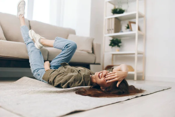 Mysig Home Relaxation Lycklig Kvinna Som Ligger Modern Soffa Ett — Stockfoto
