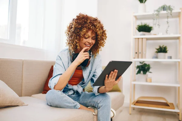 Happy Woman Holding Tablet Koptelefoon Bank Lezen Luisteren Naar Muziek — Stockfoto