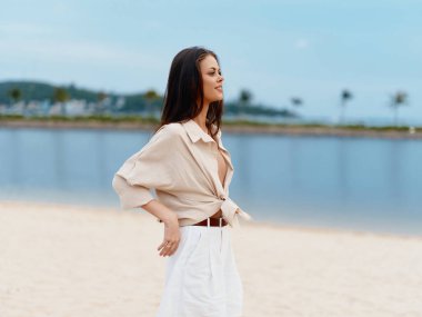 Yazın Güzelliği: Sahilde Okyanus Esintisinin Tadını Çıkaran Şık Genç Bir Bayan
